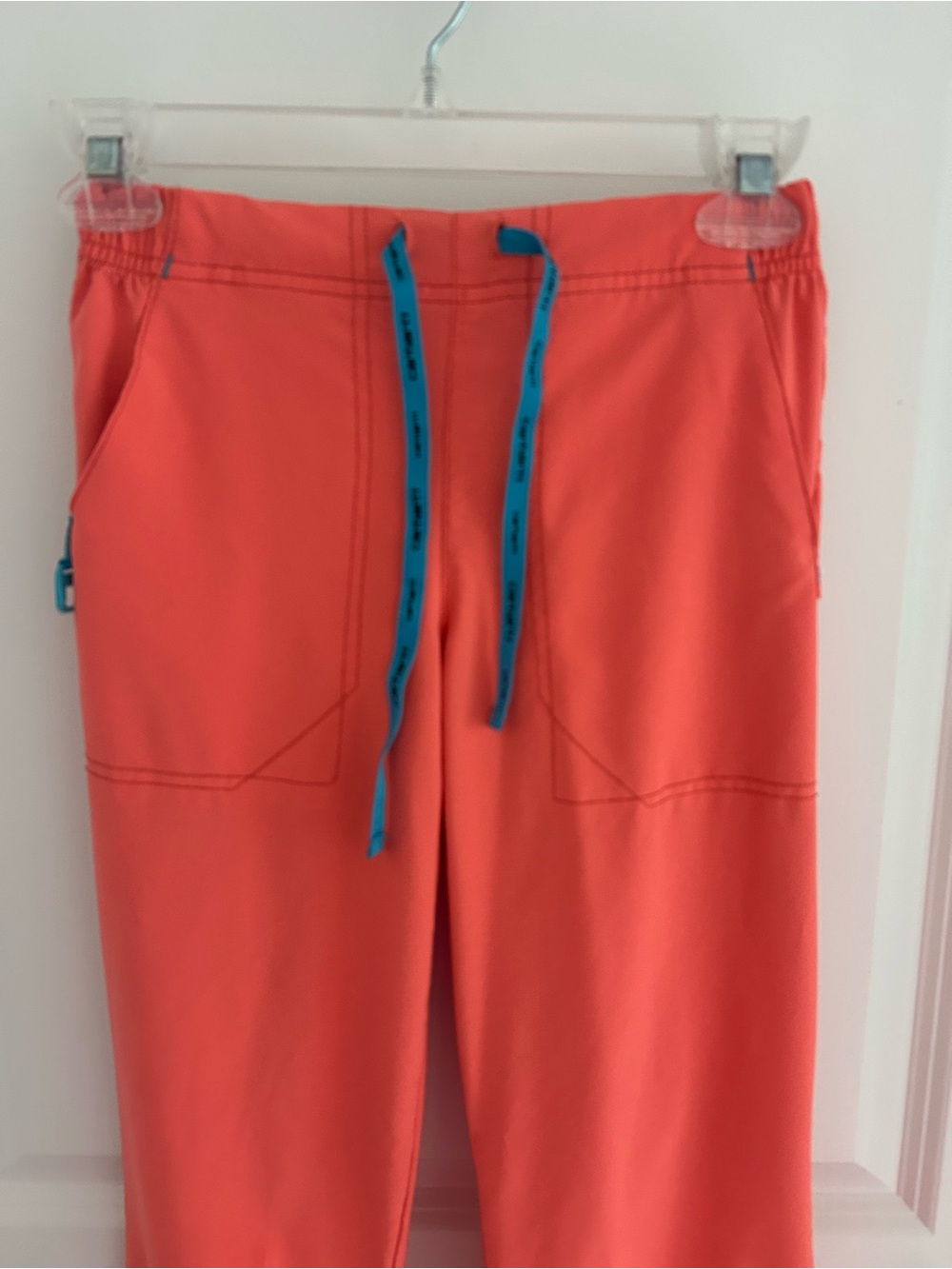 Carhartt woman’s coral scrub pants, pockets, stretchy material extra small - Picture 3 of 6